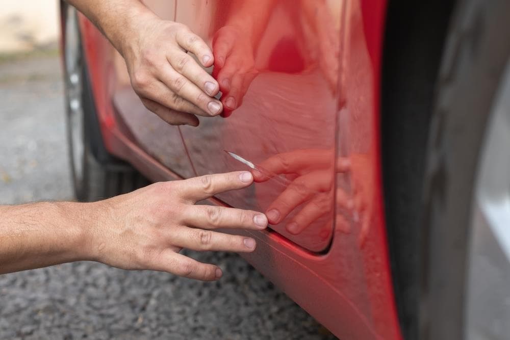 ¿Cómo proteger la pintura de mi coche de rayones?